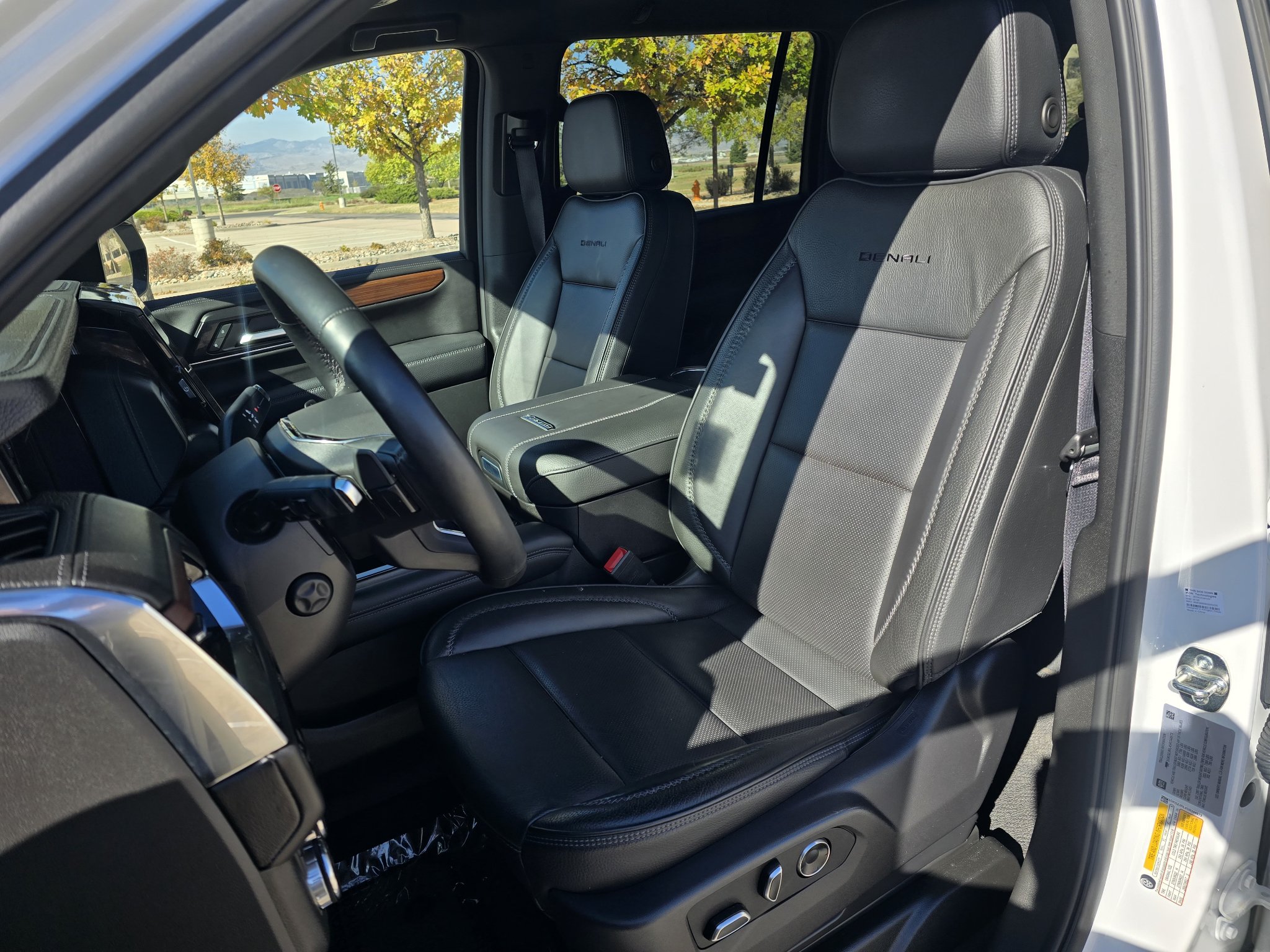 Used 2025 GMC Yukon XL Denali AWD/4WD image 14