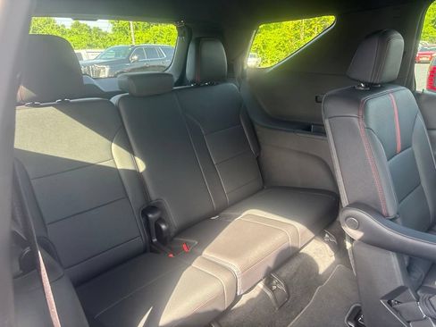 Used 2025 Chevrolet Traverse RS FWD image 11