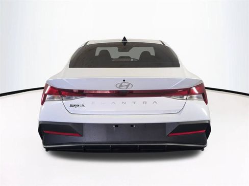 Used 2025 Hyundai Elantra SE FWD image 6