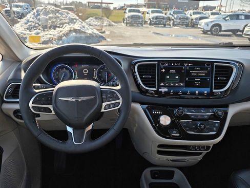 Used 2024 Chrysler Pacifica Touring-L image 36