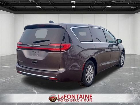 Used 2023 Chrysler Pacifica Touring-L image 5