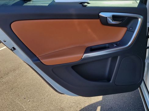 Used 2017 Volvo S60 T5 Inscription image 9