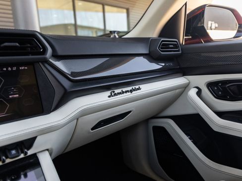 Used 2025 Lamborghini Urus SE AWD/4WD image 36
