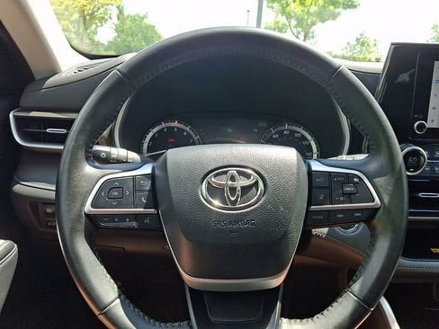 Used 2023 Toyota Highlander XLE FWD image 21