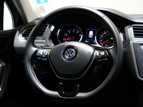 Used 2021 Volkswagen Tiguan SE w/ Panoramic Sunroof Package image 17