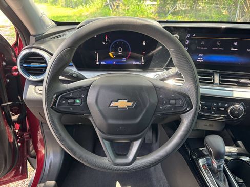 Used 2025 Chevrolet Trax LT FWD image 29