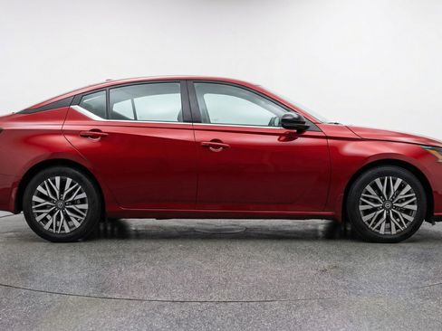 Used 2025 Nissan Altima 2.5 SV image 11