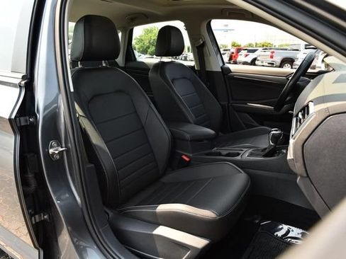 Certified 2023 Volkswagen Jetta SE w/ Panoramic Sunroof Package FWD image 20