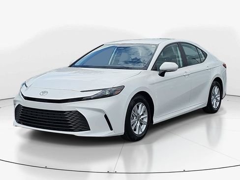 Used 2025 Toyota Camry LE image 10