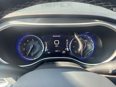 Used 2025 Chrysler Voyager LX FWD image 15