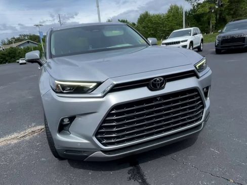 Used 2024 Toyota Grand Highlander FWD image 3