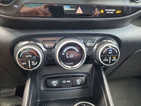 Used 2024 Hyundai Venue SEL FWD image 27
