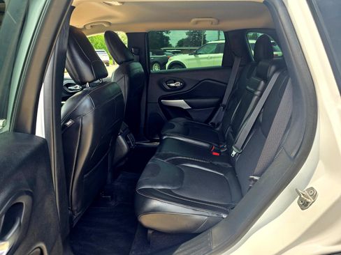 Used 2018 Jeep Cherokee Latitude Plus image 11