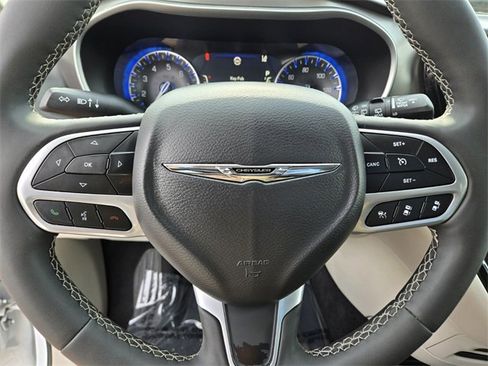 Used 2024 Chrysler Pacifica Touring-L image 21