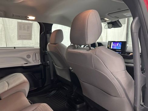 Used 2025 Toyota Sienna LE image 56