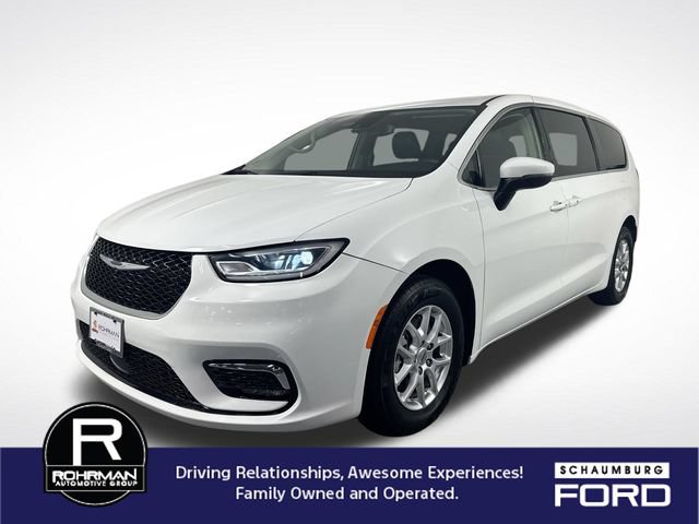 Used 2023 Chrysler Pacifica Touring-L FWD image 2
