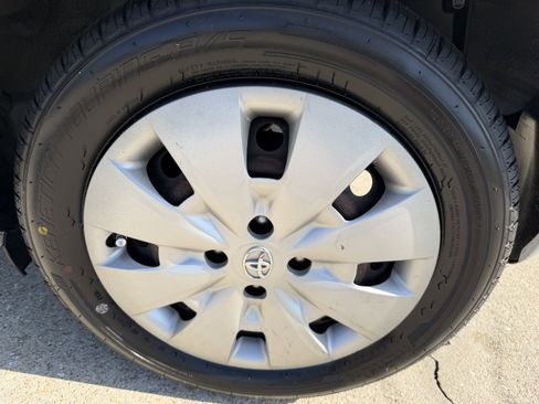 Used 2010 Toyota Yaris 4-Door Hatchback image 25