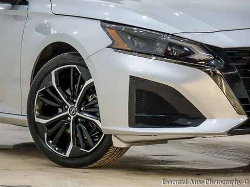 Used 2024 Nissan Altima 2.5 SR w/ SR Premium Package image 3