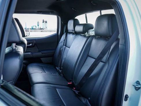 Used 2022 Toyota Tacoma TRD Off-Road image 15