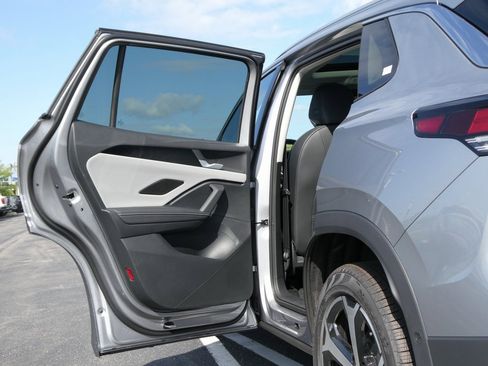 New 2025 Volkswagen Tiguan SE image 32