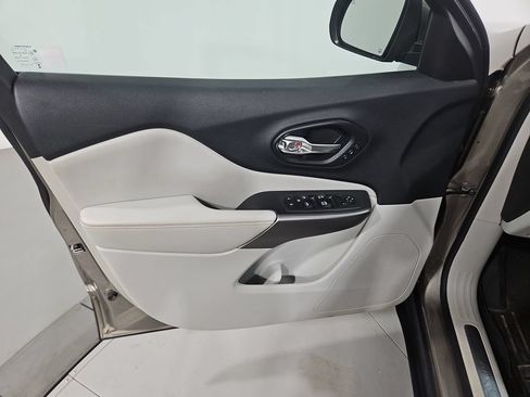 Used 2019 Jeep Cherokee Limited w/ Luxury Group AWD/4WD image 11