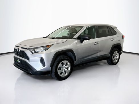 Used 2022 Toyota RAV4 LE AWD/4WD image 3