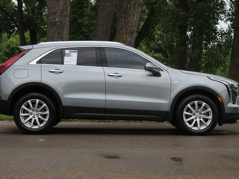 Used 2023 Cadillac XT4 Luxury w/ Cold Weather Package FWD image 9