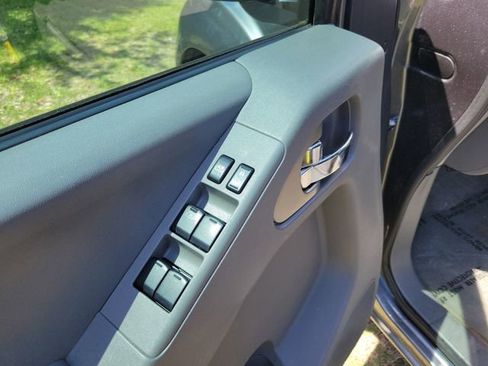 Used 2016 Nissan Frontier SV RWD image 9