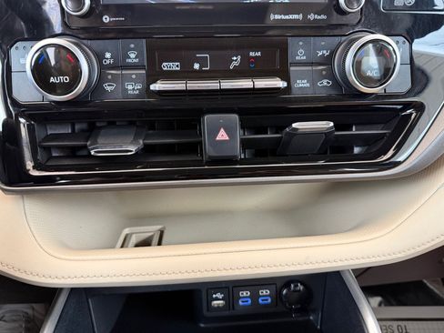 Used 2022 Toyota Highlander XLE FWD image 14