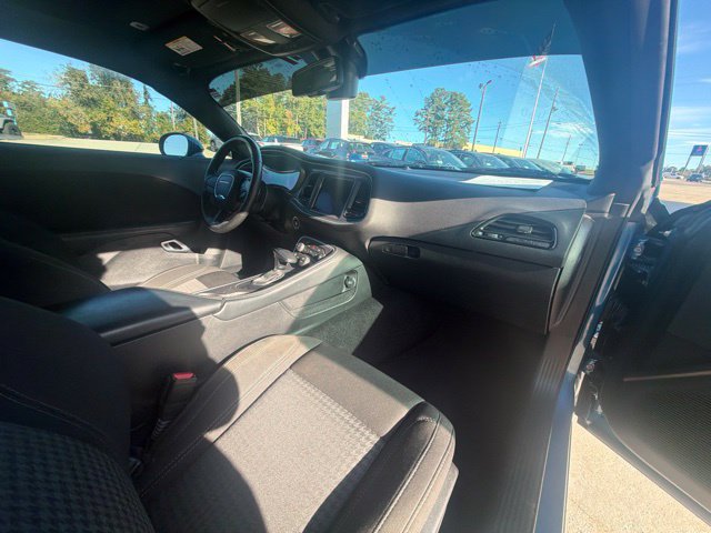Used 2022 Dodge Challenger SXT w/ Driver Convenience Group RWD image 15