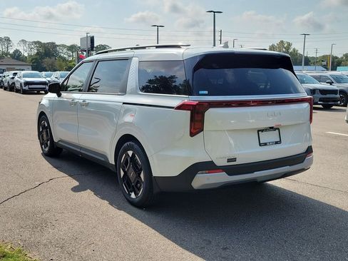 New 2026 Kia Carnival EX FWD image 4