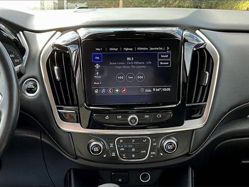 Used 2021 Chevrolet Traverse LT image 16