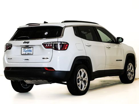 Used 2025 Jeep Compass Latitude w/ Sun & Sound Group AWD/4WD image 7