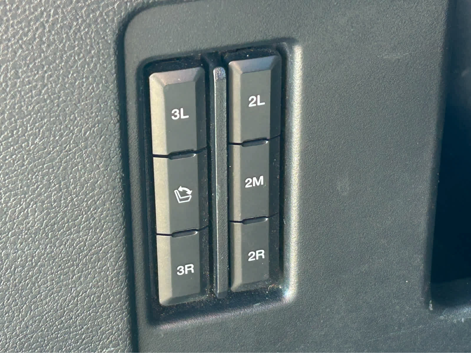 Used 2019 Ford Expedition XLT w/ Equipment Group 202A AWD/4WD image 8