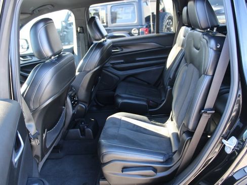 Used 2023 Jeep Grand Cherokee L Laredo image 25