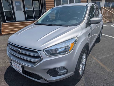 Used 2017 Ford Escape SE FWD image 2