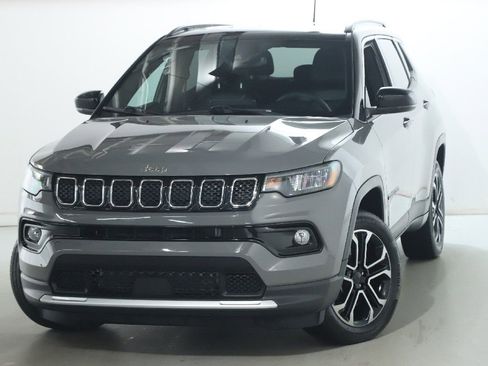 Used 2023 Jeep Compass Limited AWD/4WD image 3