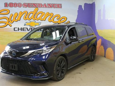 Used 2022 Toyota Sienna XSE w/ XSE Plus Package image 2