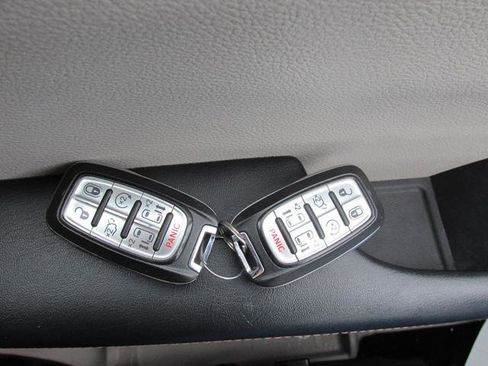 Used 2018 Chrysler Pacifica Touring-L Plus image 18