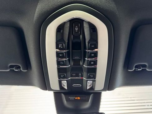 Used 2025 Porsche Macan AWD/4WD image 26