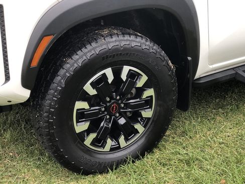 Used 2024 Nissan Frontier PRO-4X w/ Technology Package image 2