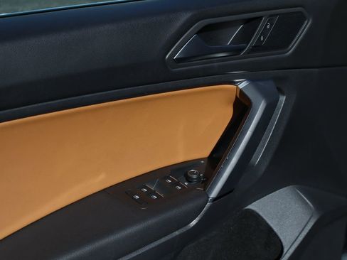 Used 2019 Volkswagen Tiguan SE image 17