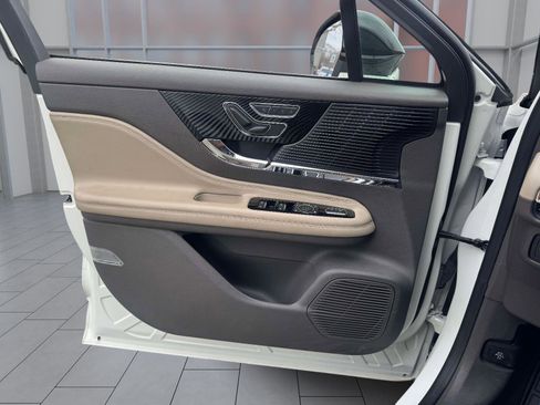 Used 2022 Lincoln Corsair AWD w/ Premium Package image 18