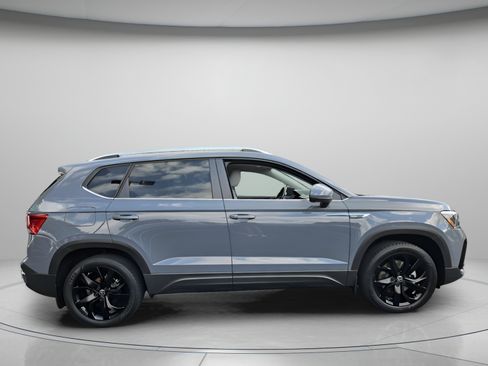 Used 2022 Volkswagen Taos SE w/ Panoramic Sunroof Package FWD image 6