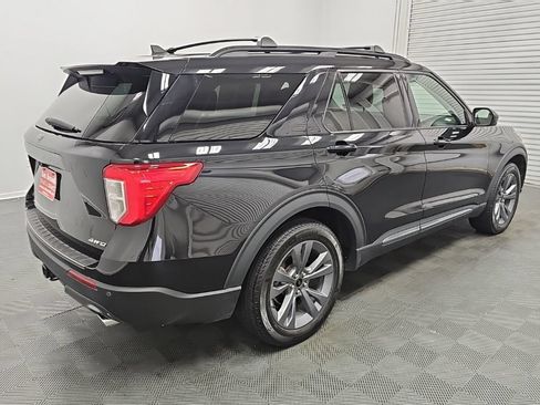 Used 2022 Ford Explorer XLT w/ Equipment Group 202A AWD/4WD image 9