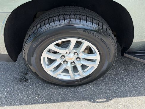 Used 2024 Chevrolet Suburban LT RWD image 42