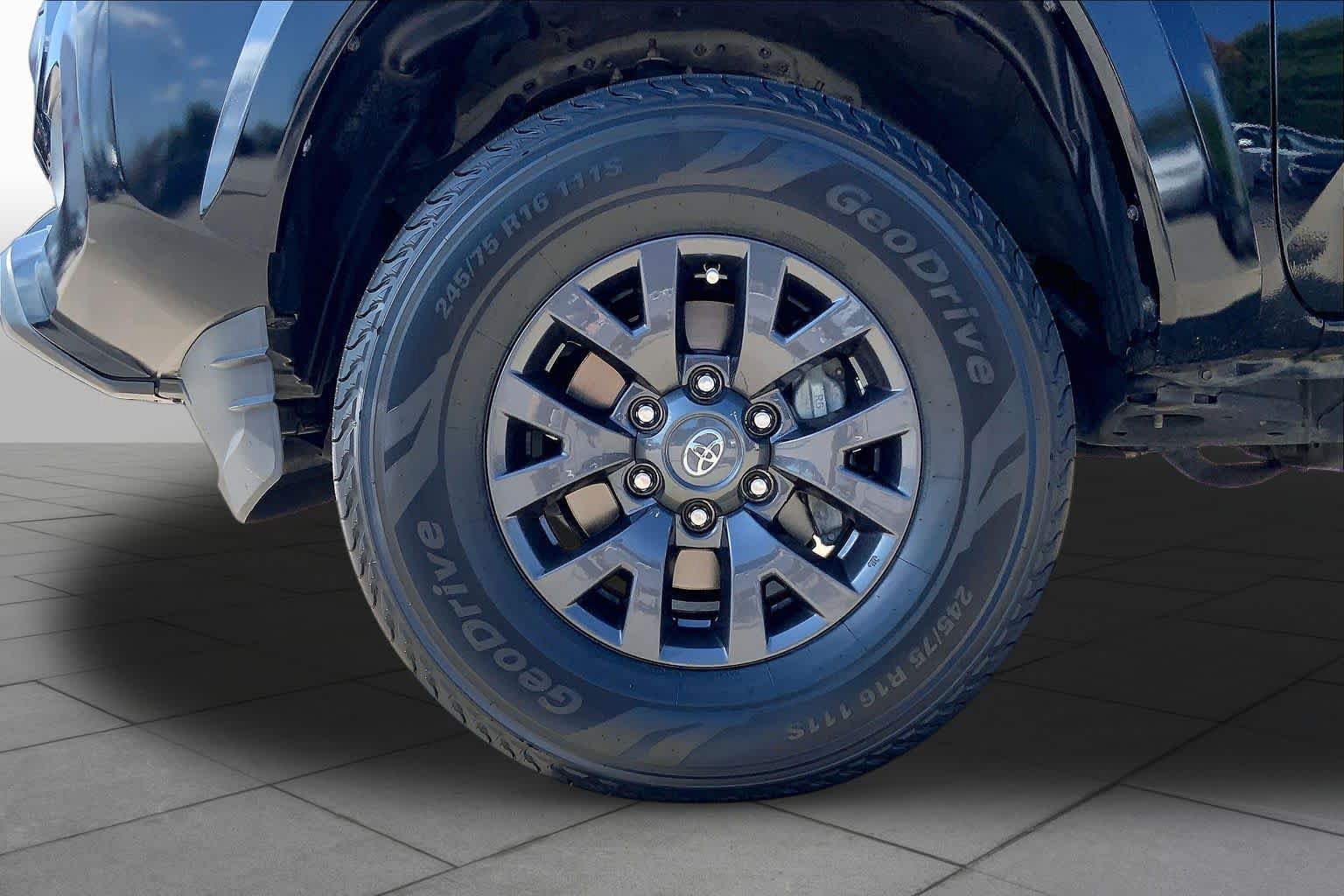 Used 2021 Toyota Tacoma SR5 w/ SR5 Appearance Package (SM) RWD image 11