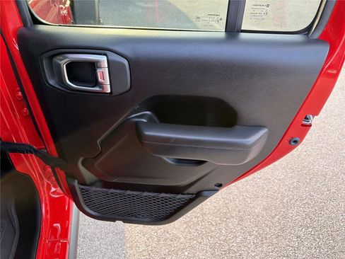 Used 2025 Jeep Wrangler Willys image 16