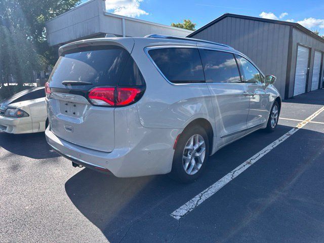 Used 2017 Chrysler Pacifica Touring-L Plus w/ Advanced Safetytec Group FWD image 4