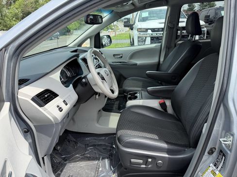 Used 2014 Toyota Sienna SE FWD image 17